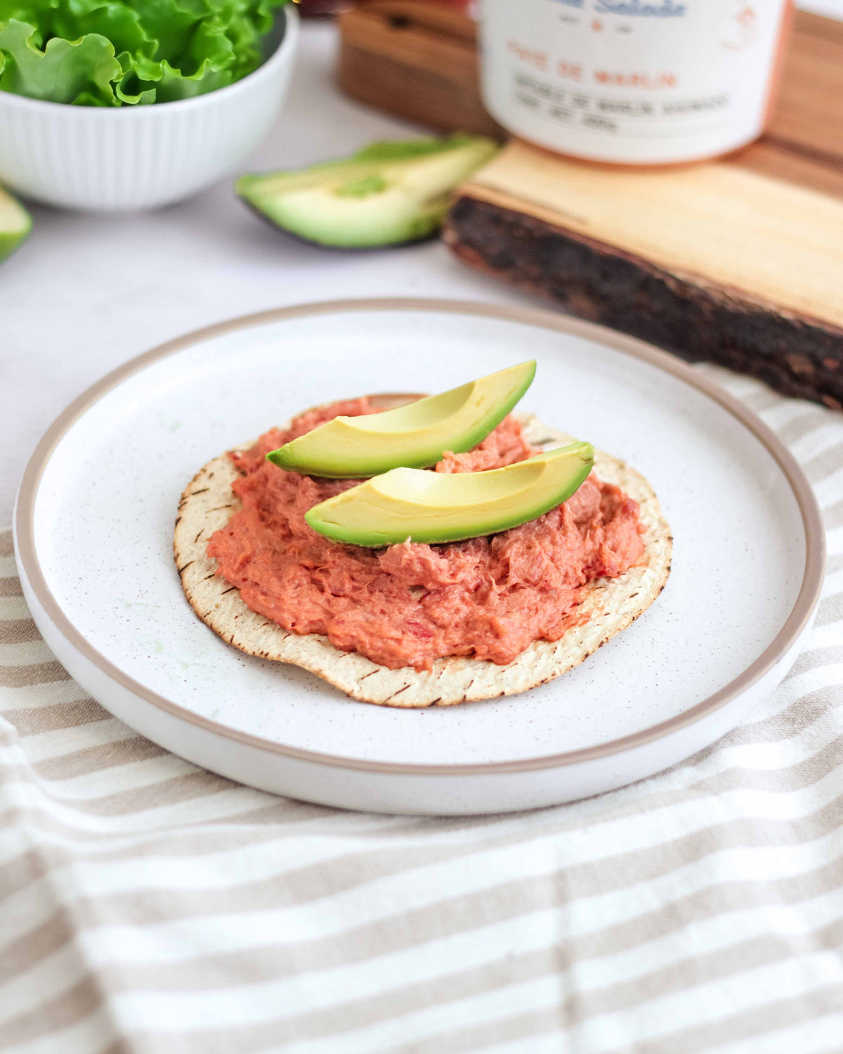 Tostada con paté de marlín ahumado y aguacate