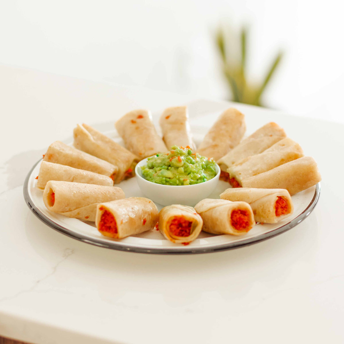Taquitos de marlín ahumado con guacamole
